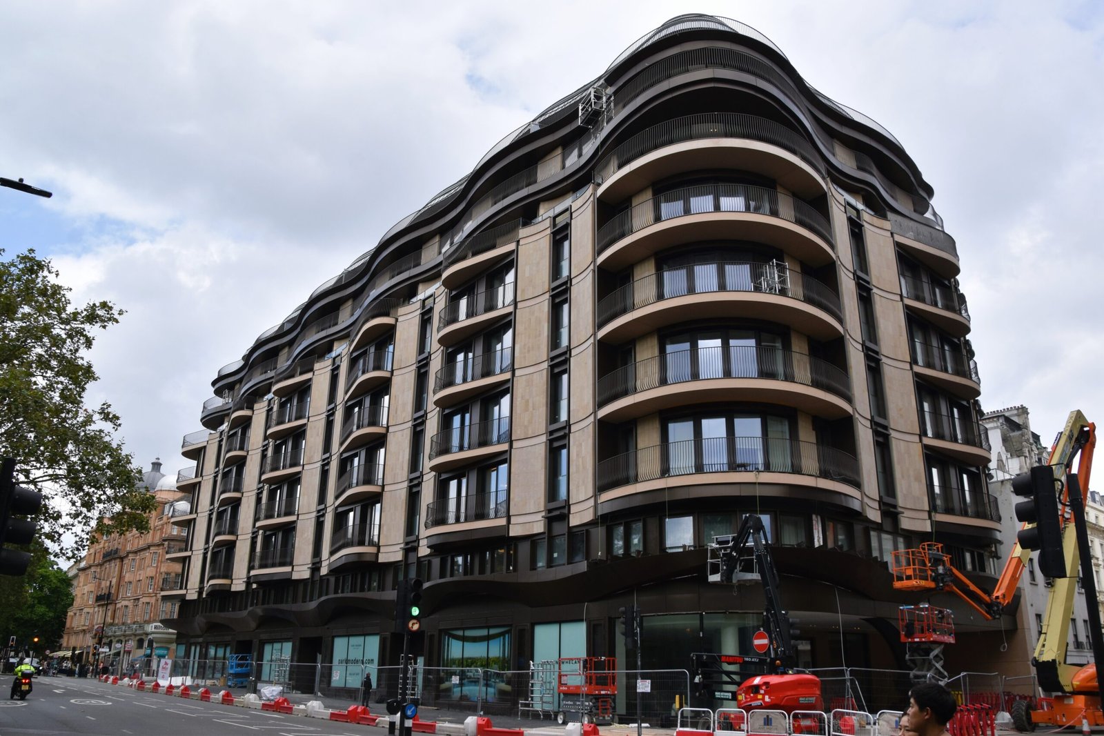 England plans leaseholder fee caps and property-agent licensing: what changes now?